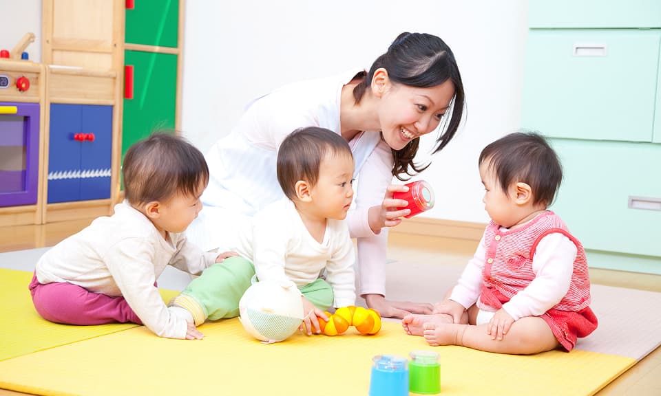 子どもたちと遊ぶ保育士