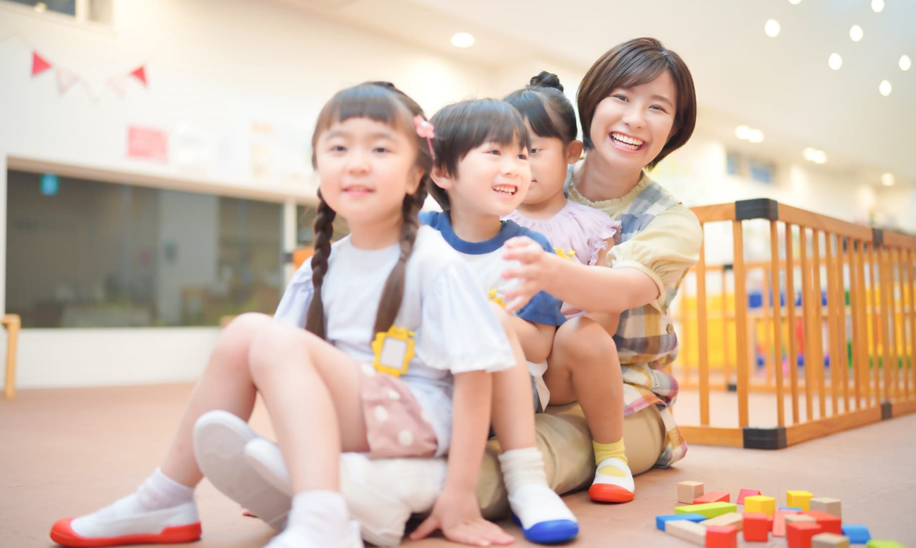 保育園で子どもたちと過ごす保育士