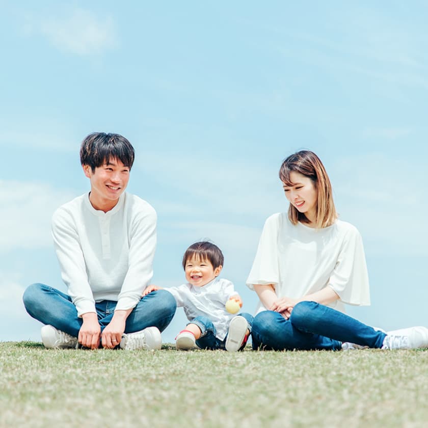 親子で芝生に座って過ごす様子