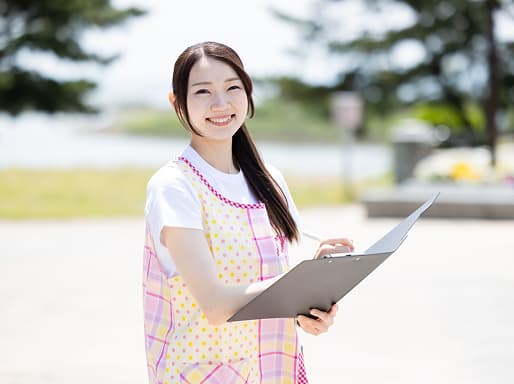 資料を持つ保育士